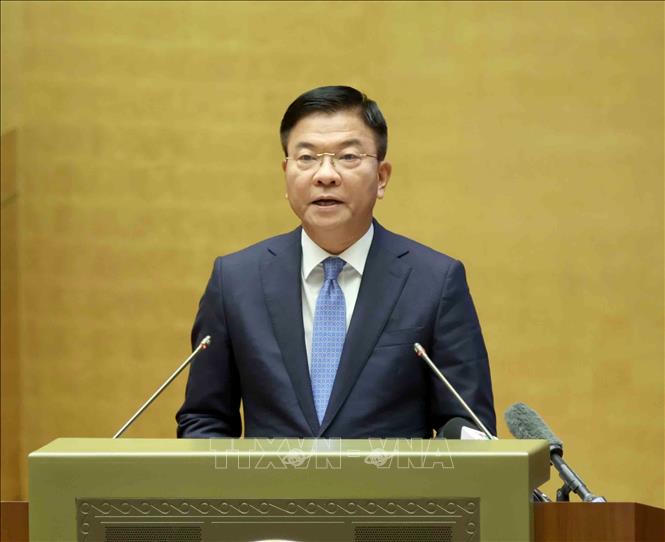 Phó Thủ tướng Lê Thành Long truyền đạt Chuyên đề về Nghị quyết số 72-NQ/TW tại Hội nghị. Ảnh: TTXVN