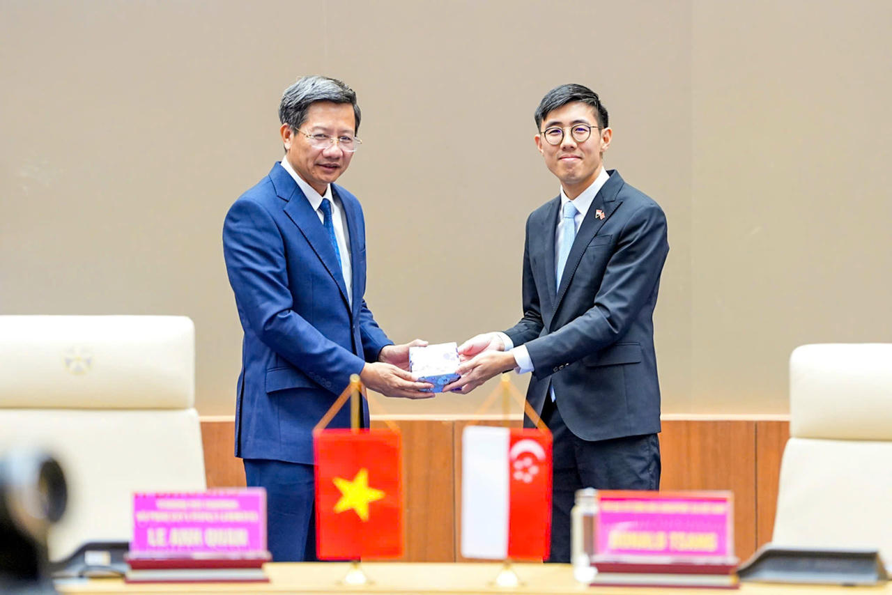 Phó Chủ tịch Thường trực UBND TP Lê Anh Quân và Phó Đại sứ Singapore tại Việt Nam Donald Tsang trao quà lưu niệm.
