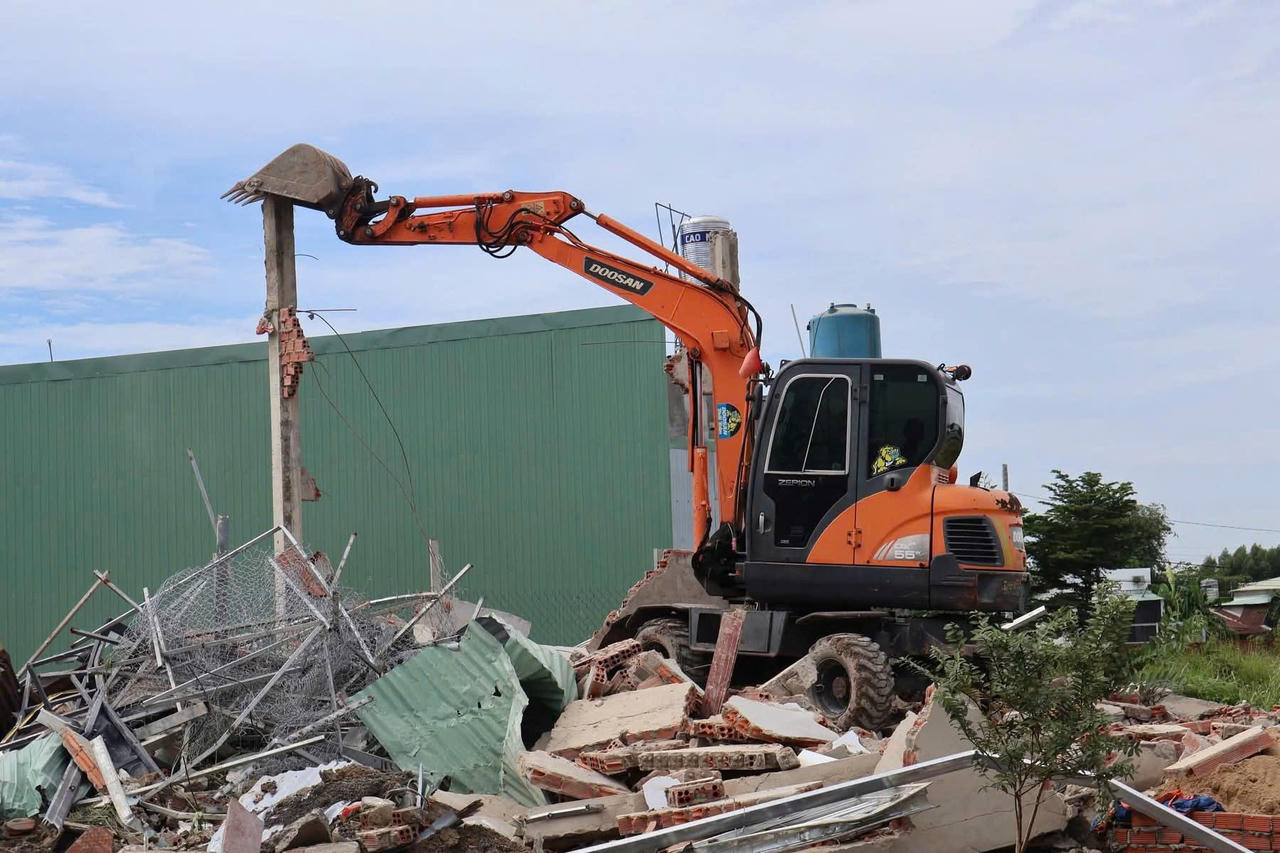 Cơ quan chức năng tiến hành cưỡng chế.