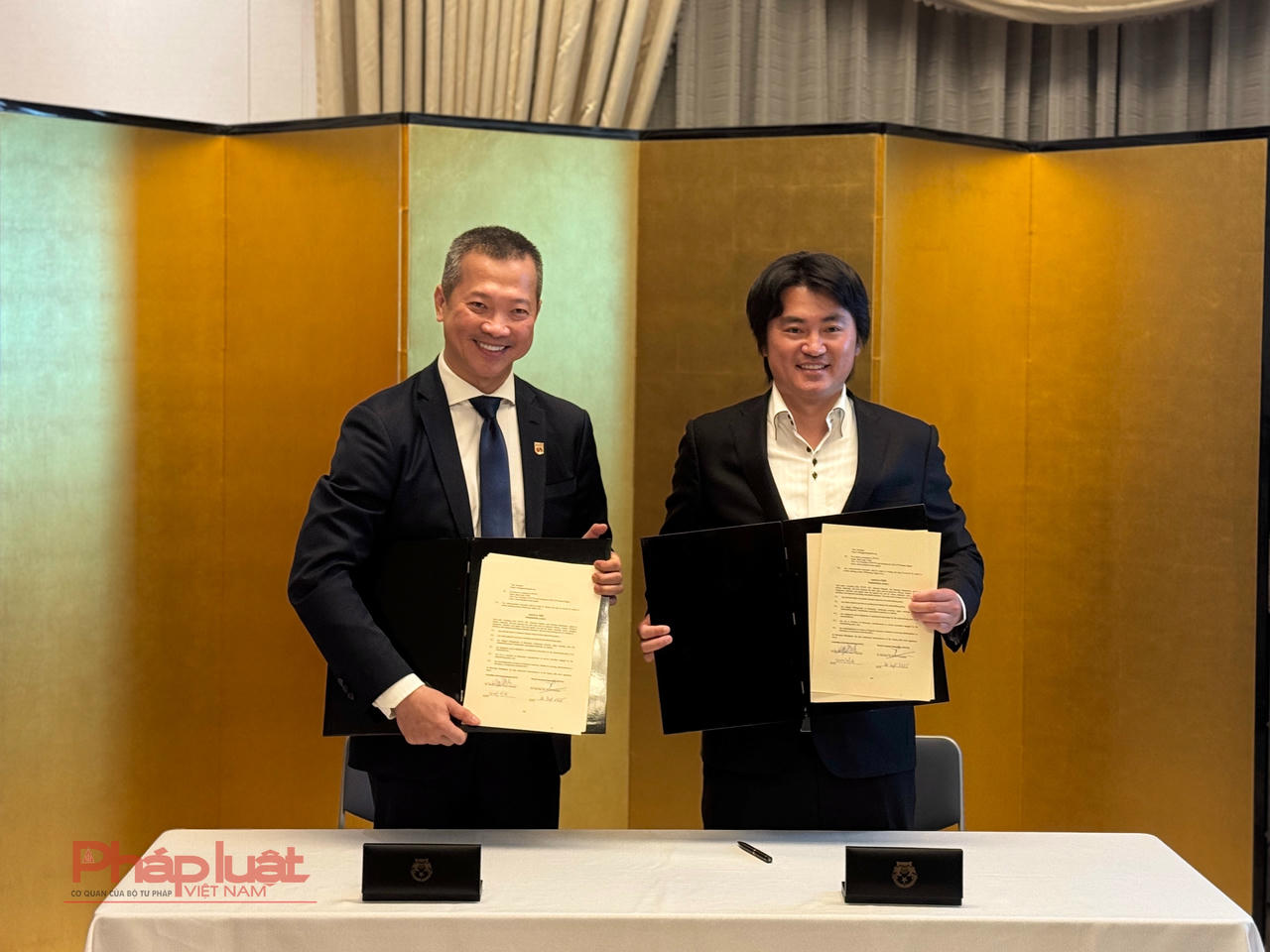 Ông Shin Koyamada cùng Tiến sĩ Mai Hữu Tín ký kết Biên bản Ghi nhớ (MOU). 