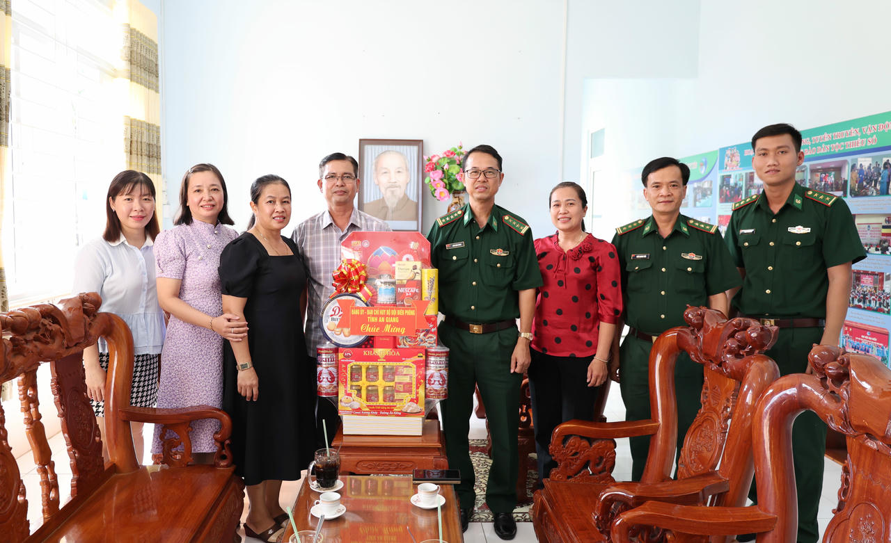 Đoàn công tác tặng quà Sở Dân tộc và Tôn giáo tỉnh An Giang.