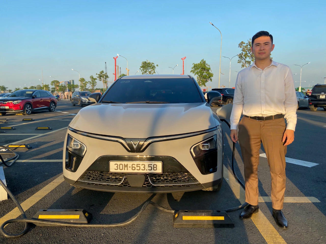 Có gì bên trong trạm sạc V-Green lớn nhất cả nước?