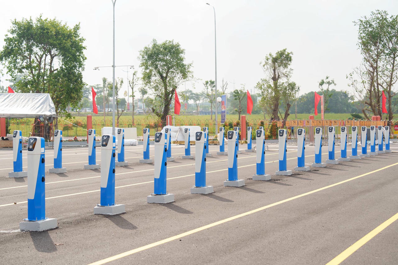 Có gì bên trong trạm sạc V-Green lớn nhất cả nước?