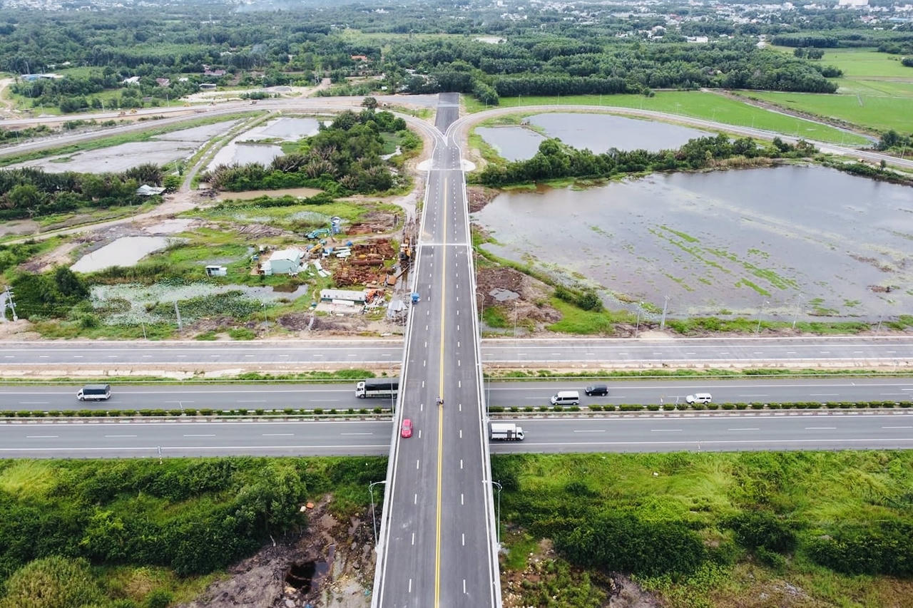 Nút giao 319 đã hoàn thành nhánh phía Nhơn Trạch từ năm 2021, trong khi nhánh phía Long Thành vẫn chưa được xây dựng để kết nối cao tốc. (Ảnh: NLĐ)