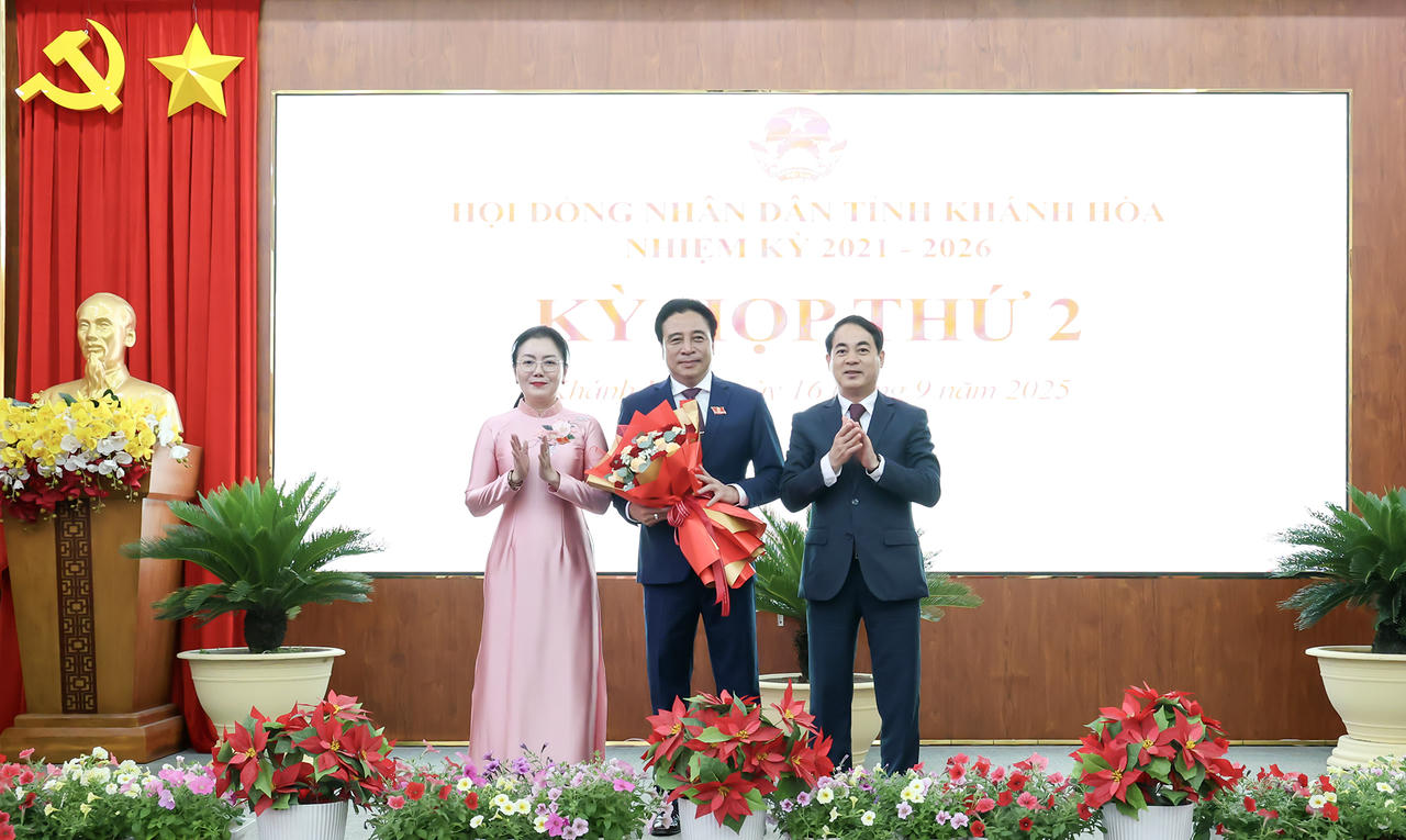 Bí thư Tỉnh ủy Khánh Hòa Nghiêm Xuân Thành và lãnh đạo HĐND tỉnh tặng hoa chúc mừng ông Nguyễn Khắc Toàn.