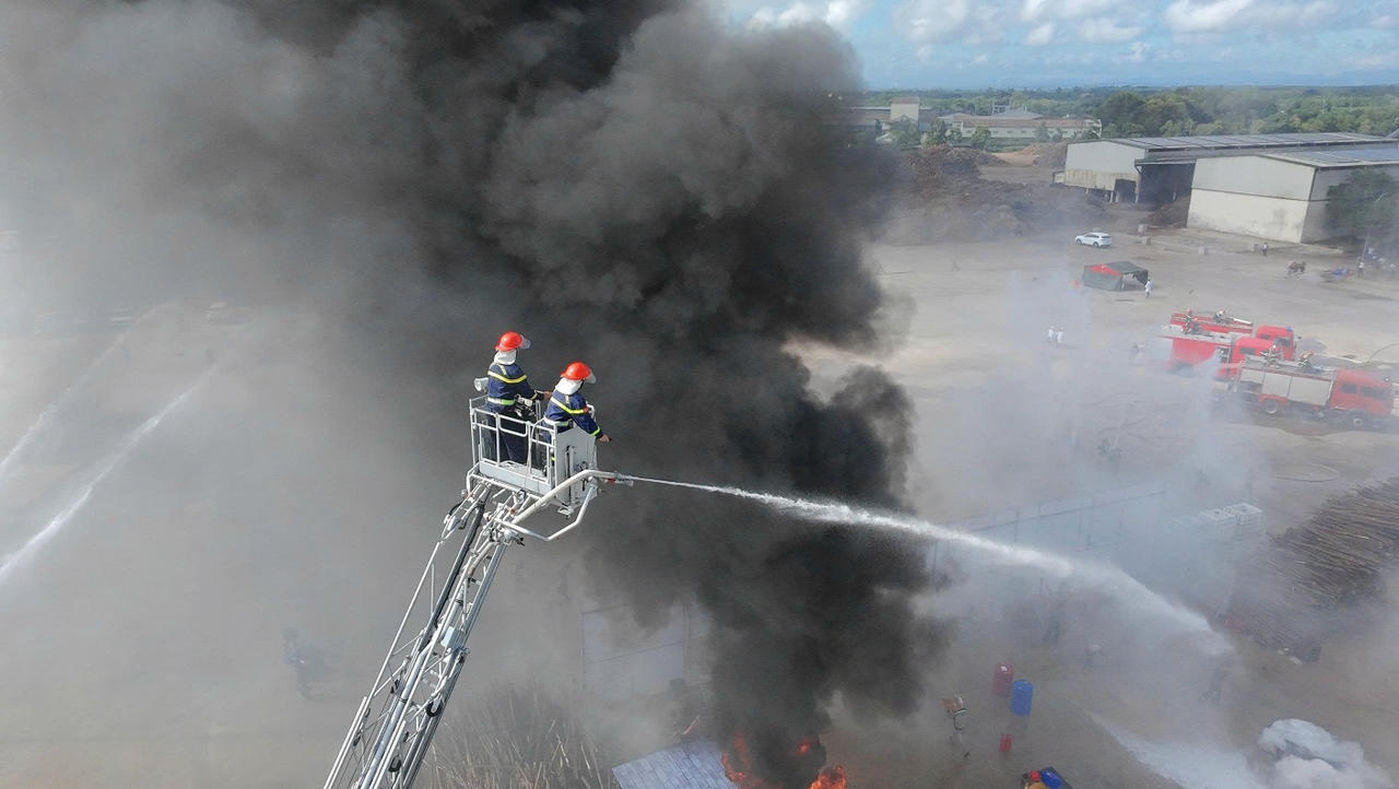 Thực tập chữa cháy.