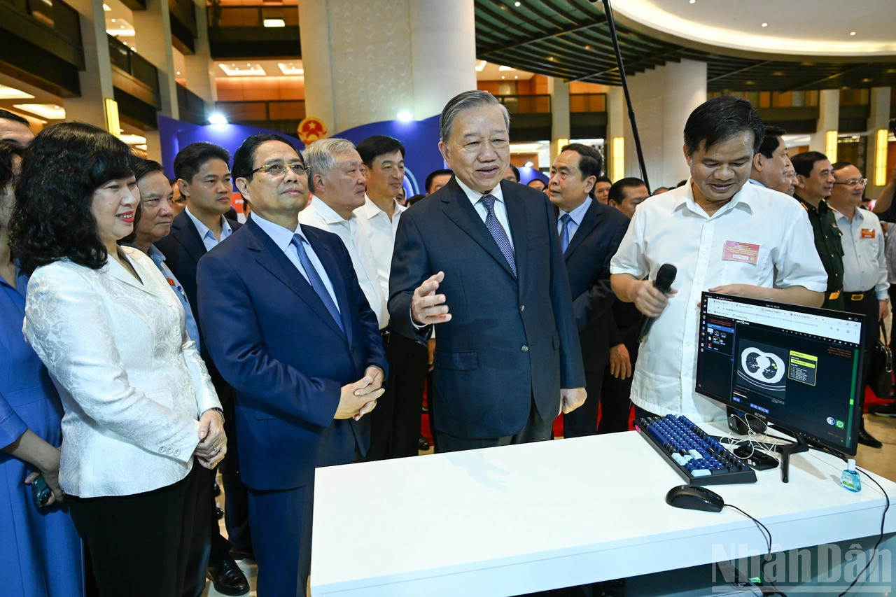 Tổng Bí thư Tô Lâm, Thủ tướng Chính phủ Phạm Minh Chính cùng các đồng chí lãnh đạo Đảng, Nhà nước và đại biểu nghe giới thiệu về những thành tựu trong lĩnh vực y tế tại điểm cầu chính Nhà Quốc hội. Ảnh: nhandan.vn