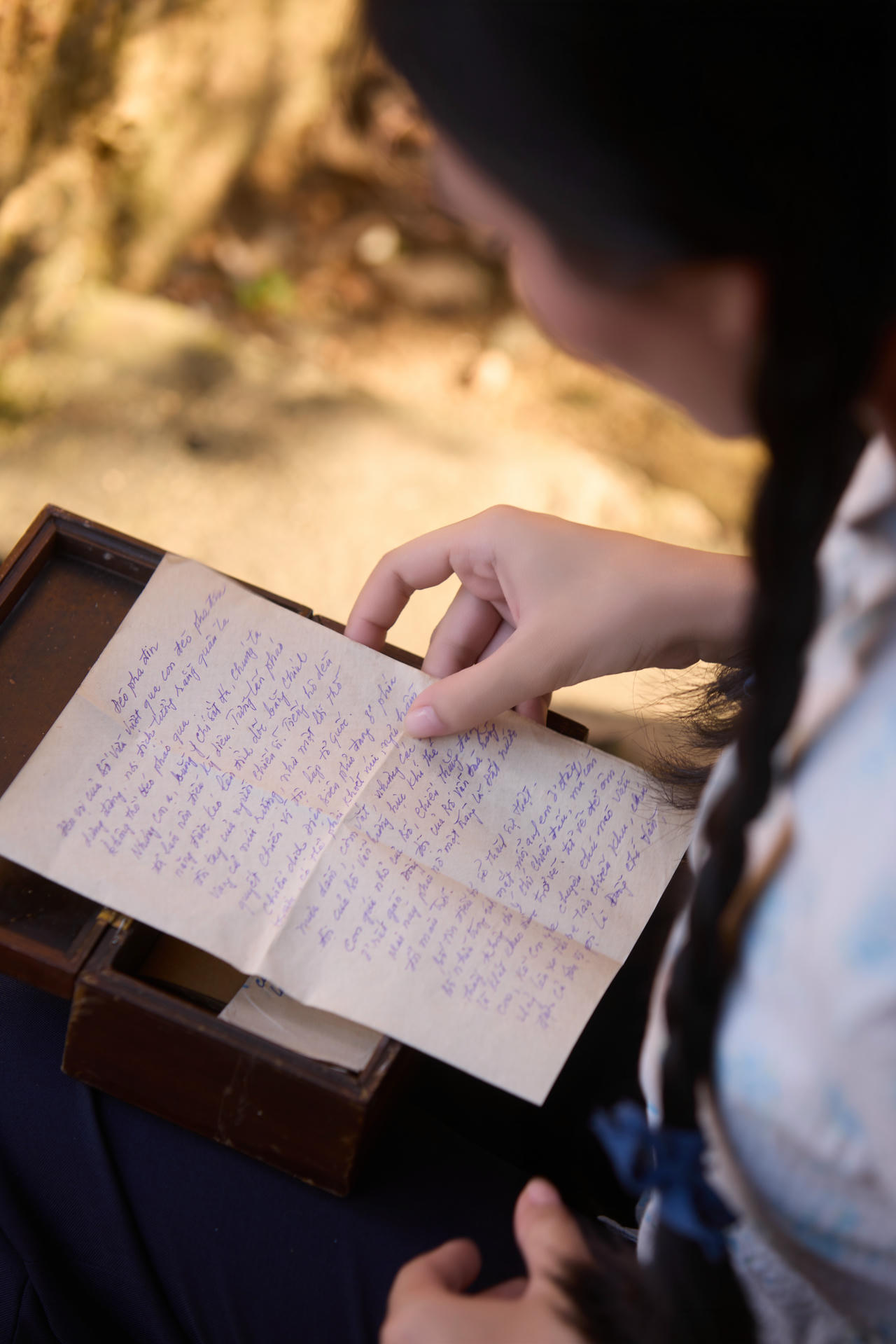 Qua lá thư, thế hệ trẻ thấu hiểu sự hy sinh của thế hệ đi trước (ảnh trong phim).