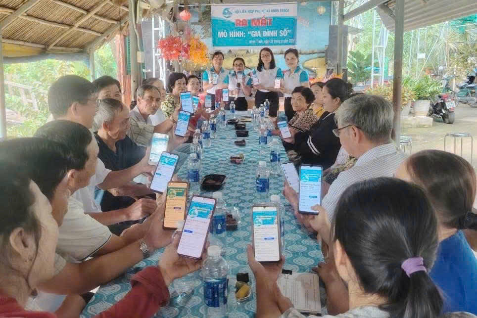 Người dân xã Nhơn Trạch được hướng dẫn các thủ tục hành chính trên thiết bị điện thoại di động.