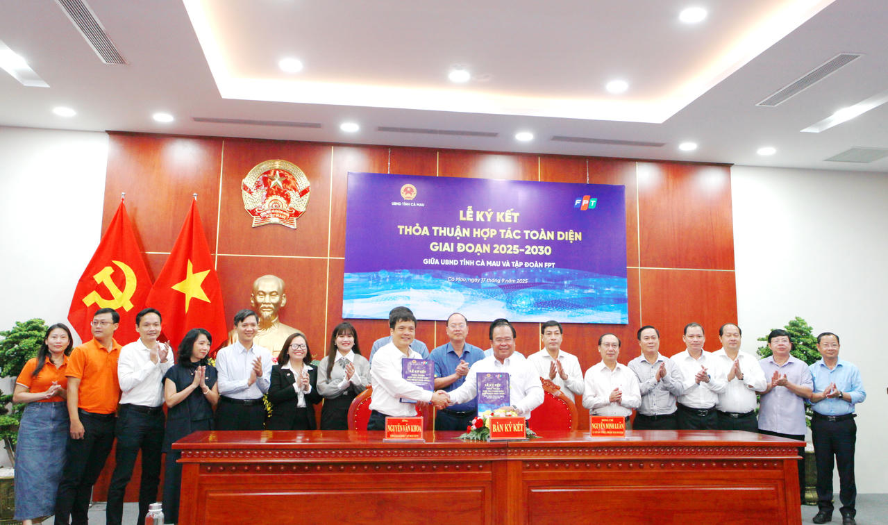 Lãnh đạo tỉnh Cà Mau (bên phải) và lãnh đạo Tập đoàn FPT thực hiện nghi thức ký kết thỏa thuận hợp tác trong lĩnh vực chuyển đổi số và ứng dụng công nghệ thông tin vào quản lý, điều hành.