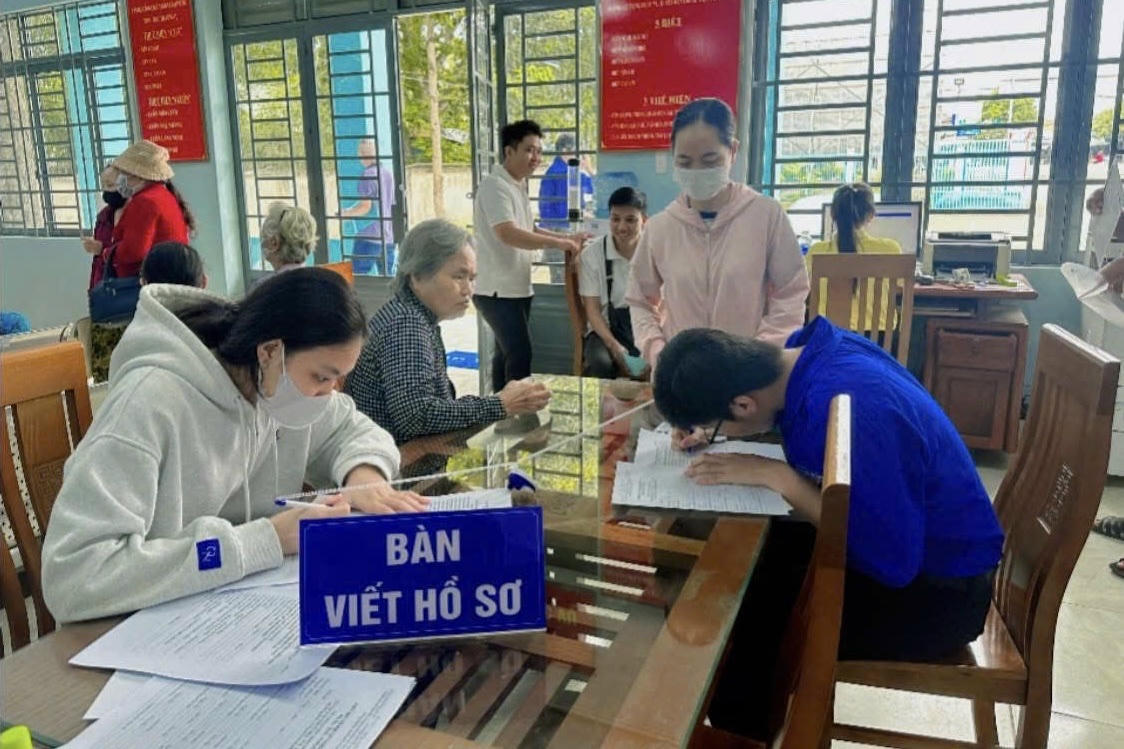 Người dân khi đến Trung tâm Phục vụ
hành chính công của xã Đại Phước có bàn ghi hồ sơ thoái mái.

