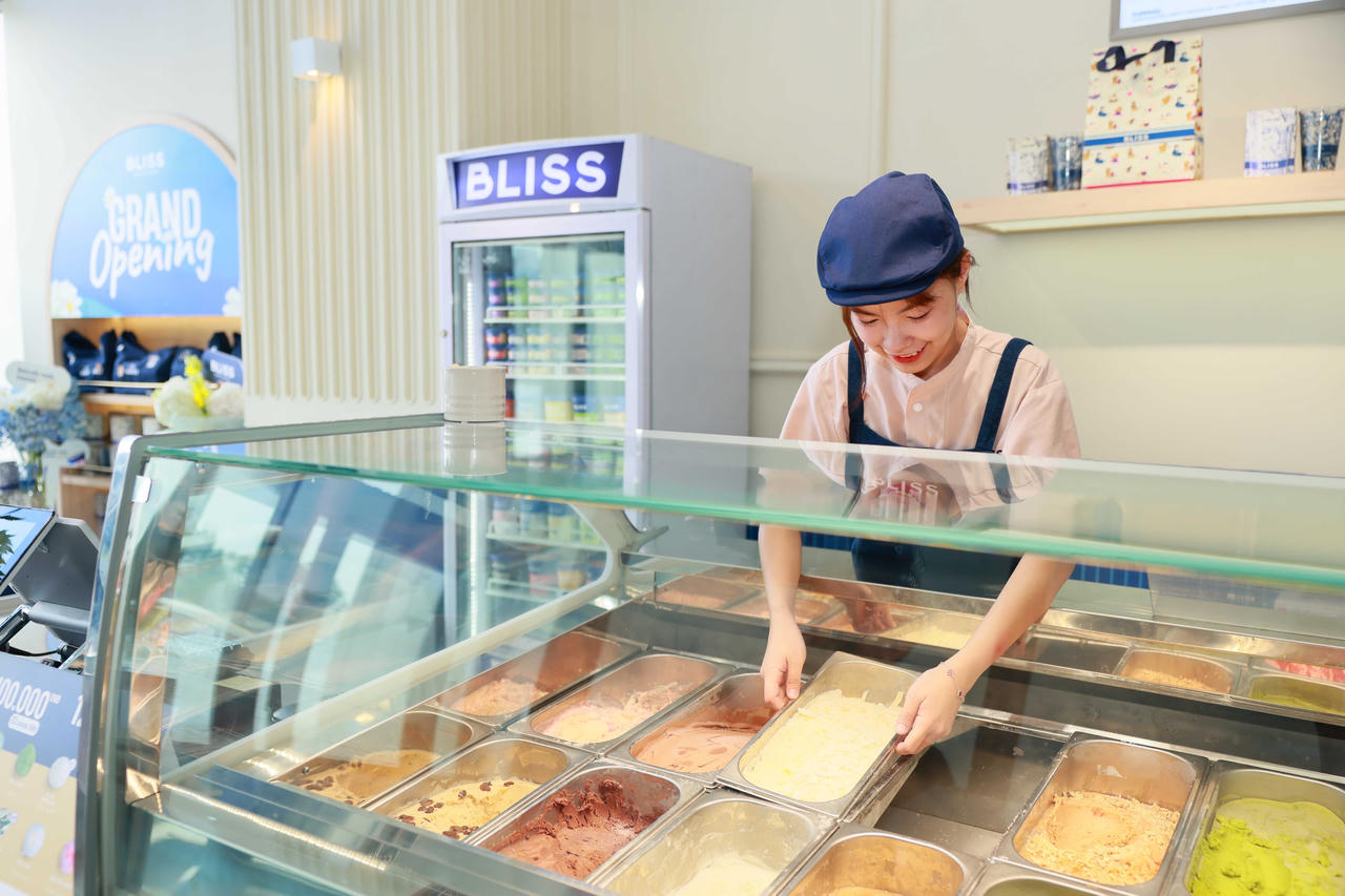 Gần 20 loại kem được bán tại cửa hàng Bliss ở Lotte Mall Tây Hồ.