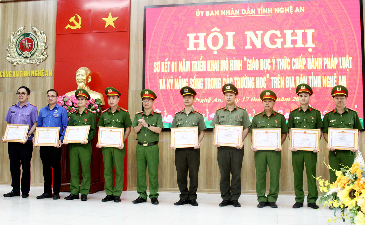 Phó giám đốc Công an tỉnh Nghệ An trao tặng Giấy khen của Công an tỉnh cho các cá nhân, tập thể có thành tích xuất sắc.