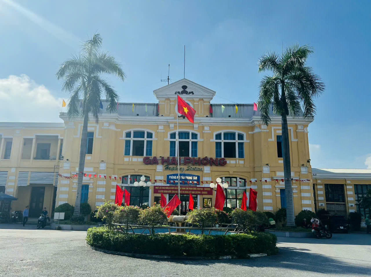 Giá vé niêm yết 55.000 đồng/lượt; hành khách mua vé khứ hồi được giảm 20% chiều về, đồng thời áp dụng ưu đãi nhóm “mua 4 vé tính tiền 3”. 