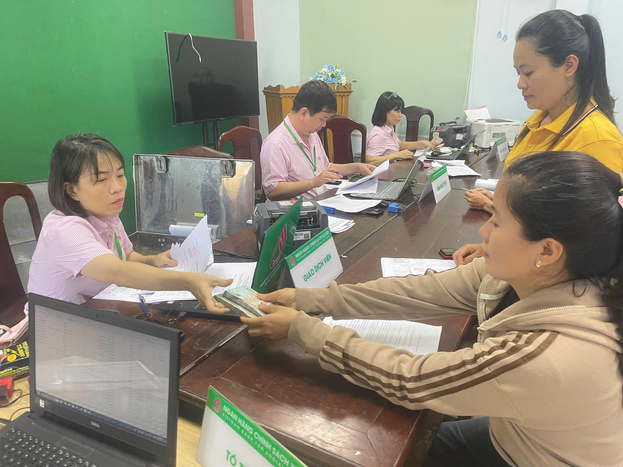 Một phiên giao dịch tại phường của PGD NHCSXH Hương Thủy.