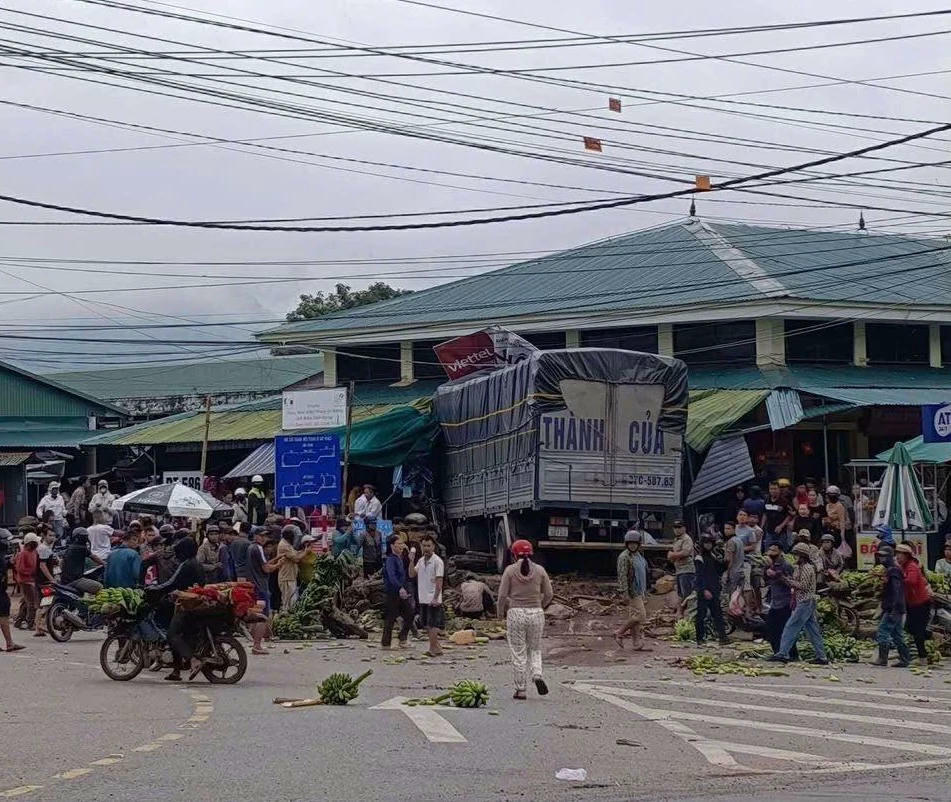 Ô tô tải lao vào chợ chuối ở Quảng Trị, 3 người chết, nhiều người bị thương