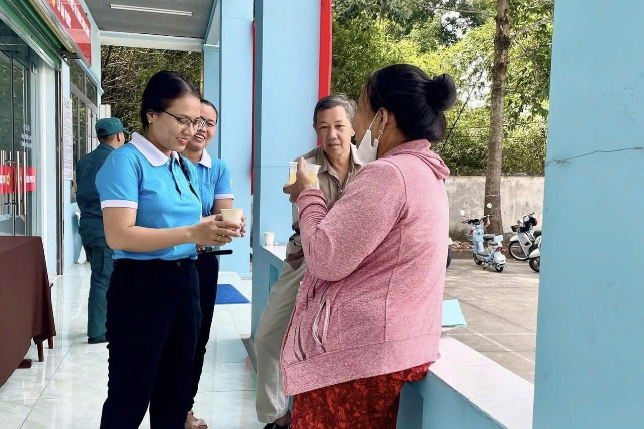  Người dân khi đến Trung tâm Phục vụ hành chính công của xã Đại Phước được phục vụ các loại nước miễn phí.

 