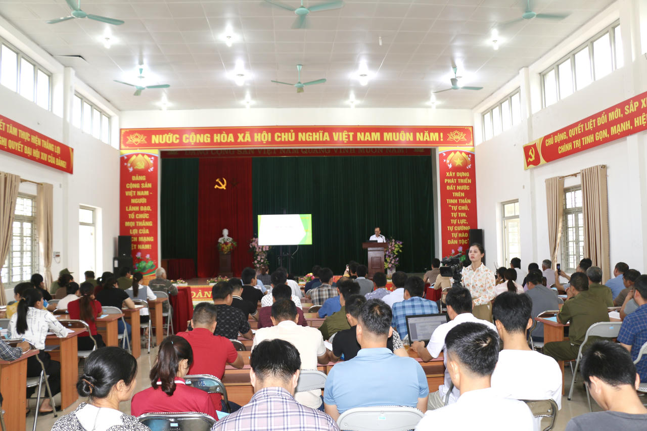 Đông đảo người dân xã Kiên Mộc đến tham dự hội nghị (Ảnh: Lê Hanh)