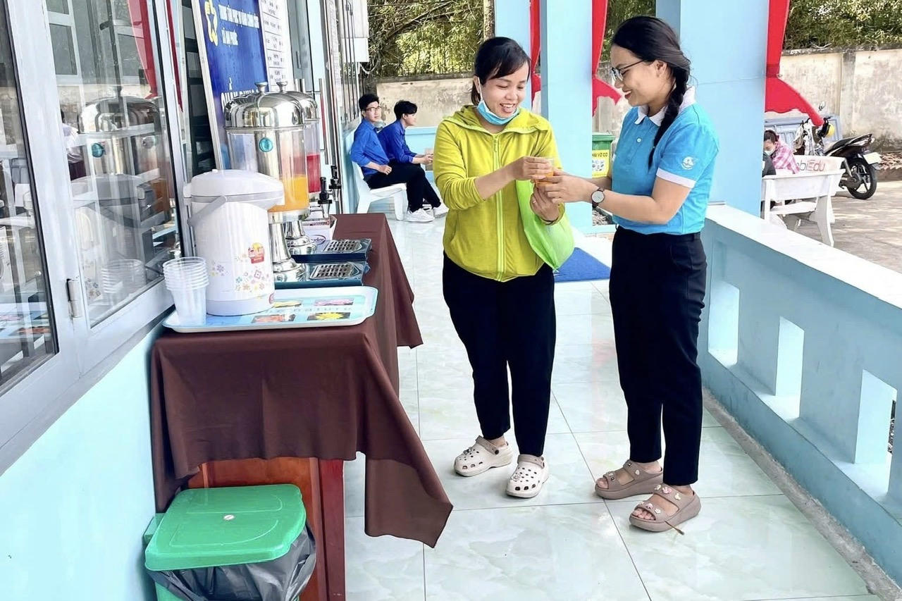 Quầy nước miễn phí phục vụ cho người dân đến Trung tâm phục vụ hành chính công để làm việc tại xã Đại Phước