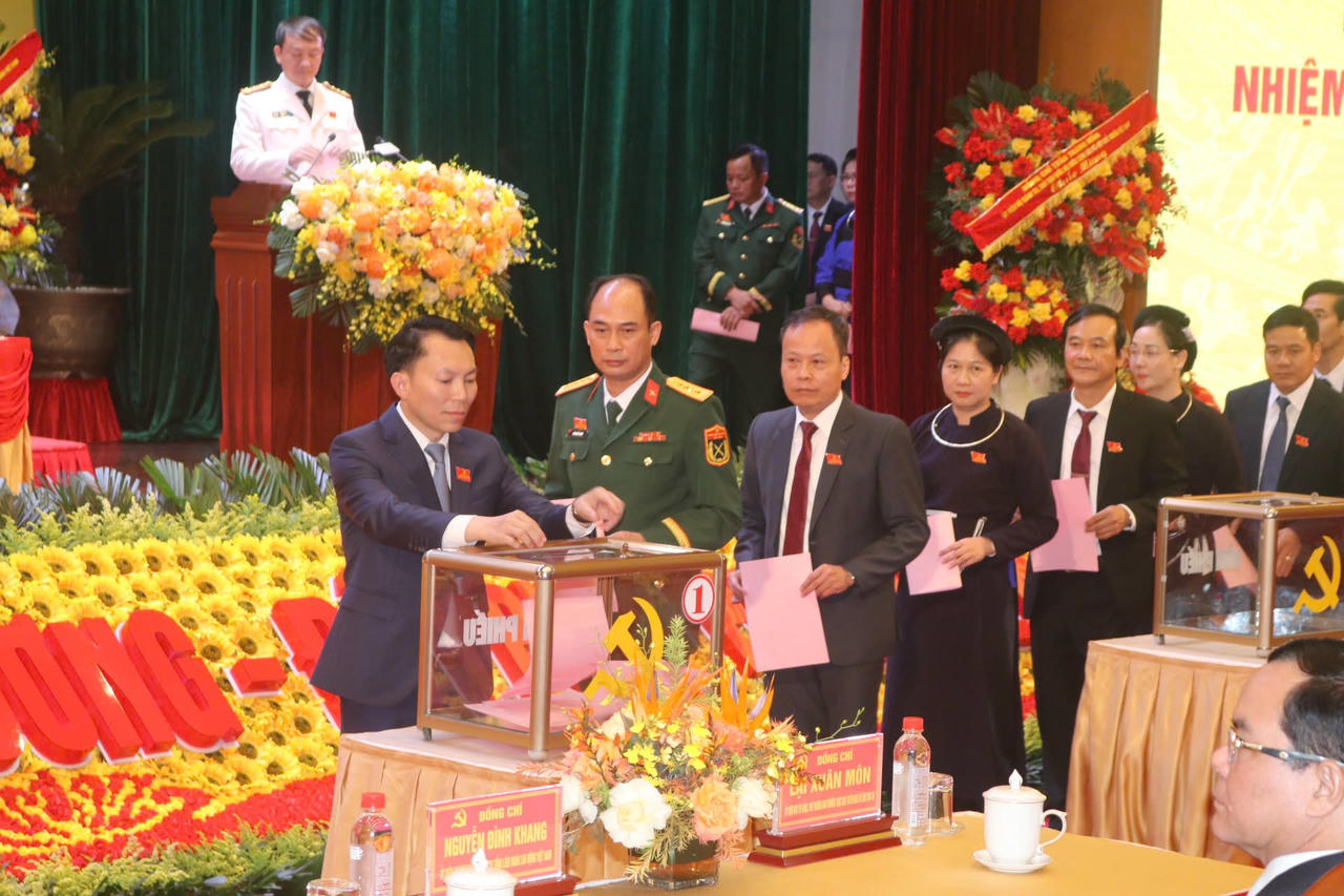 Đại biểu bỏ phiếu bầu Ban Chấp hành Đảng bộ tỉnh Cao Bằng lần thứ XX, nhiệm kỳ 2025-2030.(Ảnh: CTV)