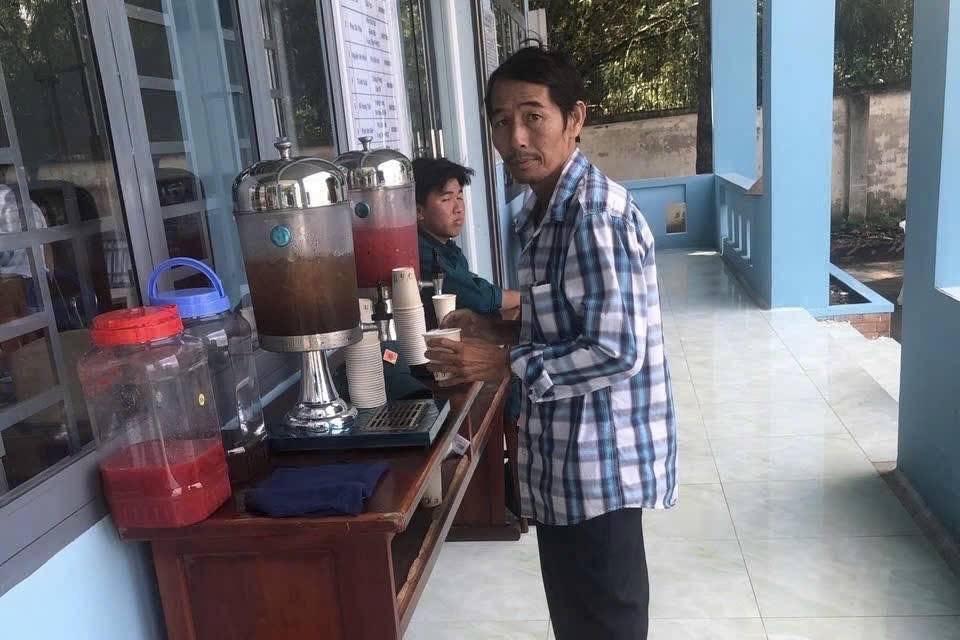 Người dân khi đến Trung tâm Phục vụ hành chính công của xã Đại Phước được phục vụ các loại nước miễn phí.