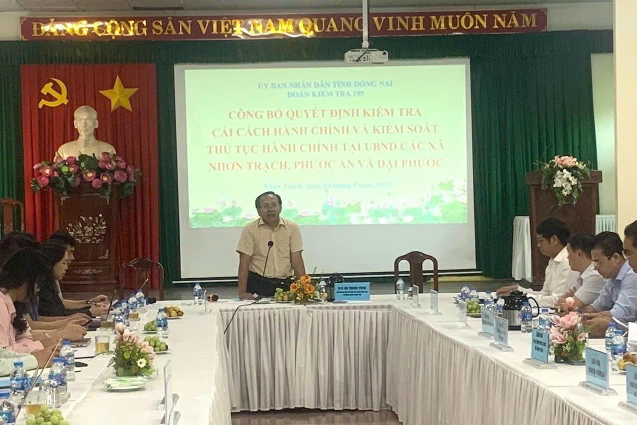 Ông Hà Thanh Tùng, Phó Giám đốc Sở Nội vụ tỉnh Đồng Nai đánh giá cao những kết quả CCHC mà xã Nhơn Trạch đã đạt được.