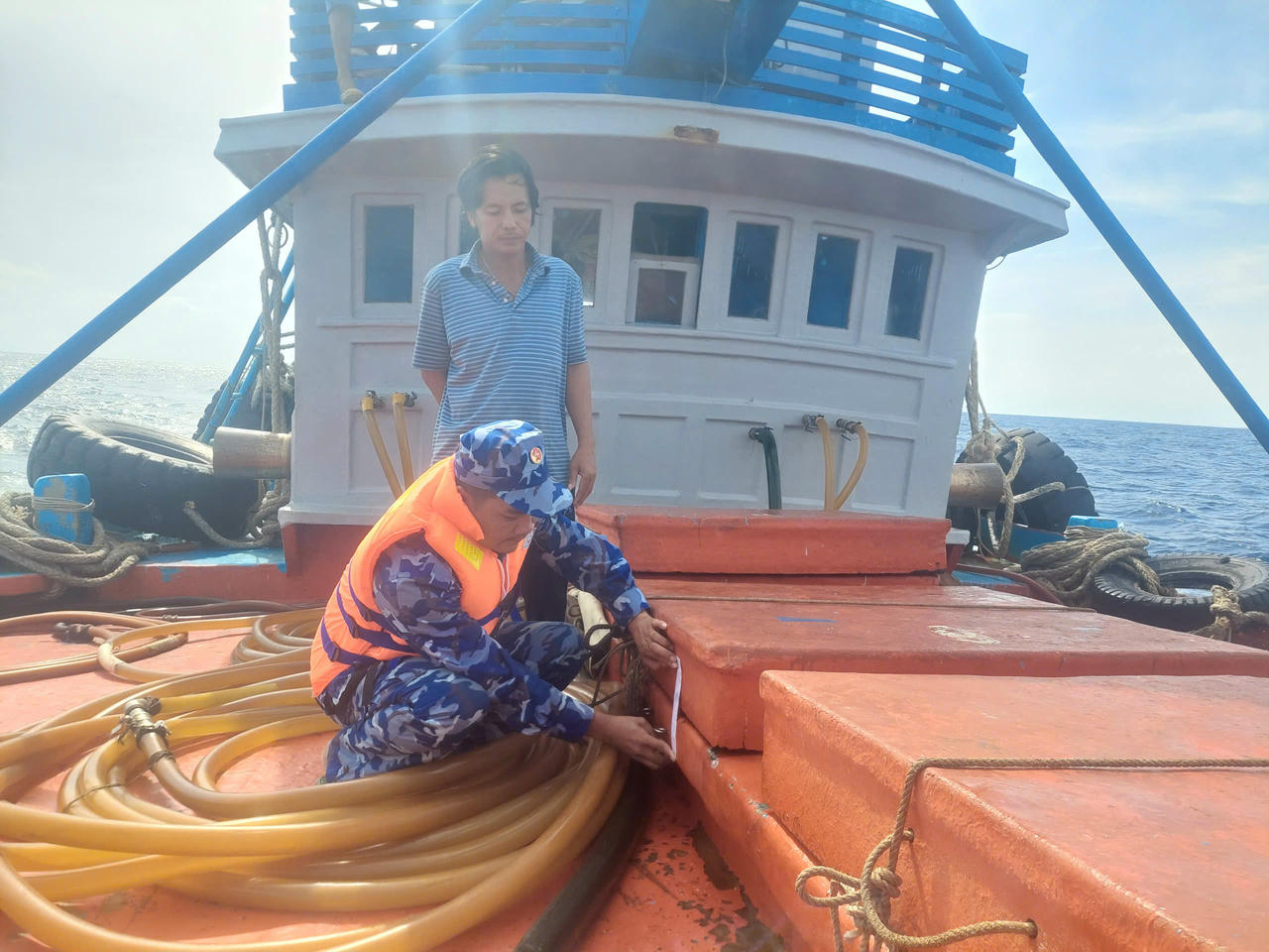 Lực lượng chức năng kiểm tra hàng hóa vi phạm