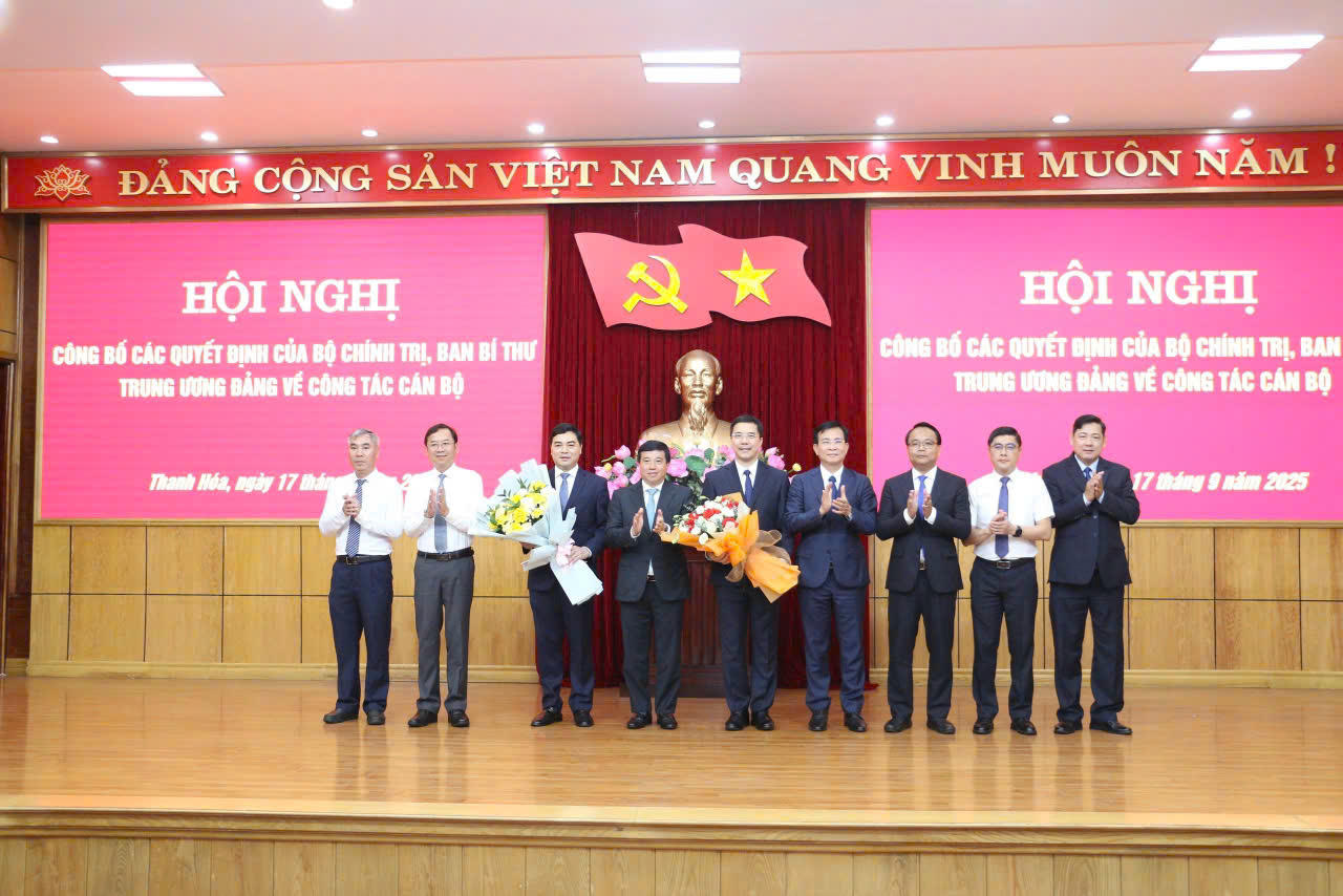 Các đại biểu dự hội nghị tặng hoa chúc mừng 2 tân lãnh đạo Tỉnh Thanh Hóa.