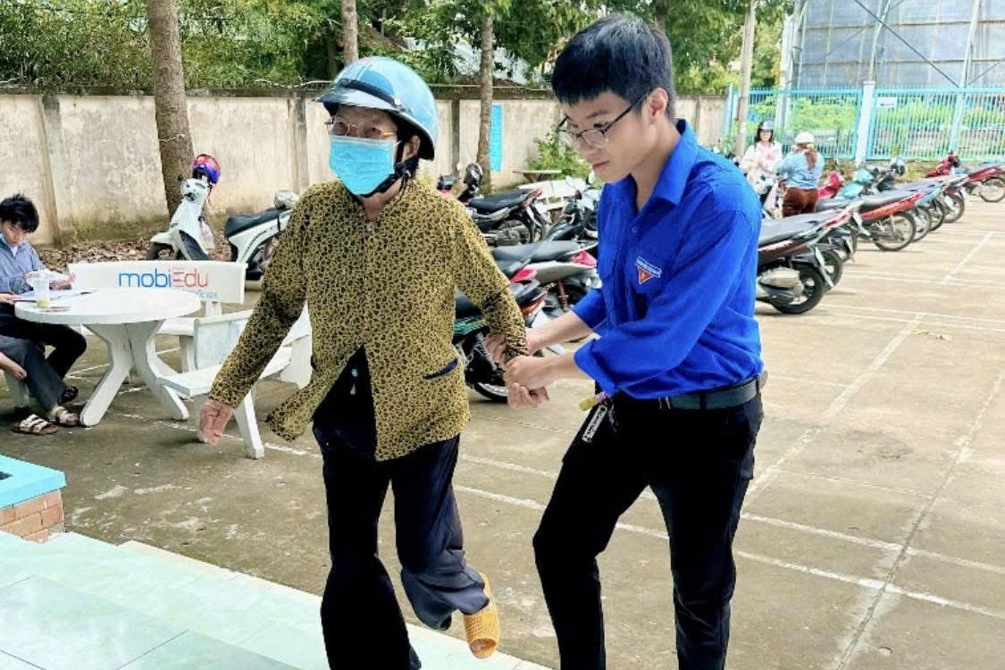 Người cao tuổi khi đến Trung tâm Phục vụ hành chính công của xã Đại Phước làm việc được đoàn viên thanh niên hỗ trợ tận tình.