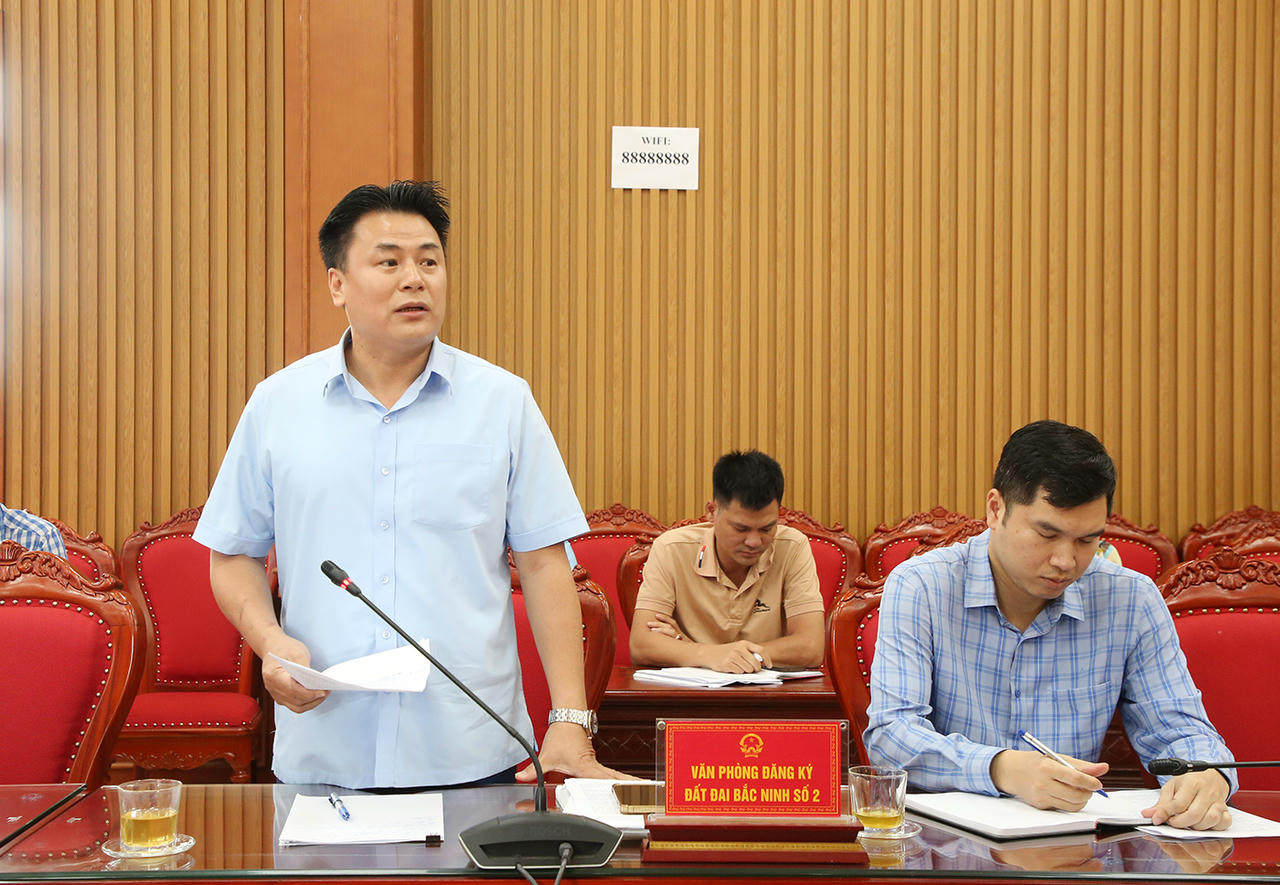 Đại diện Văn phòng đăng ký đất đai Bắc Ninh số 2 phát biểu tại buổi làm việc.