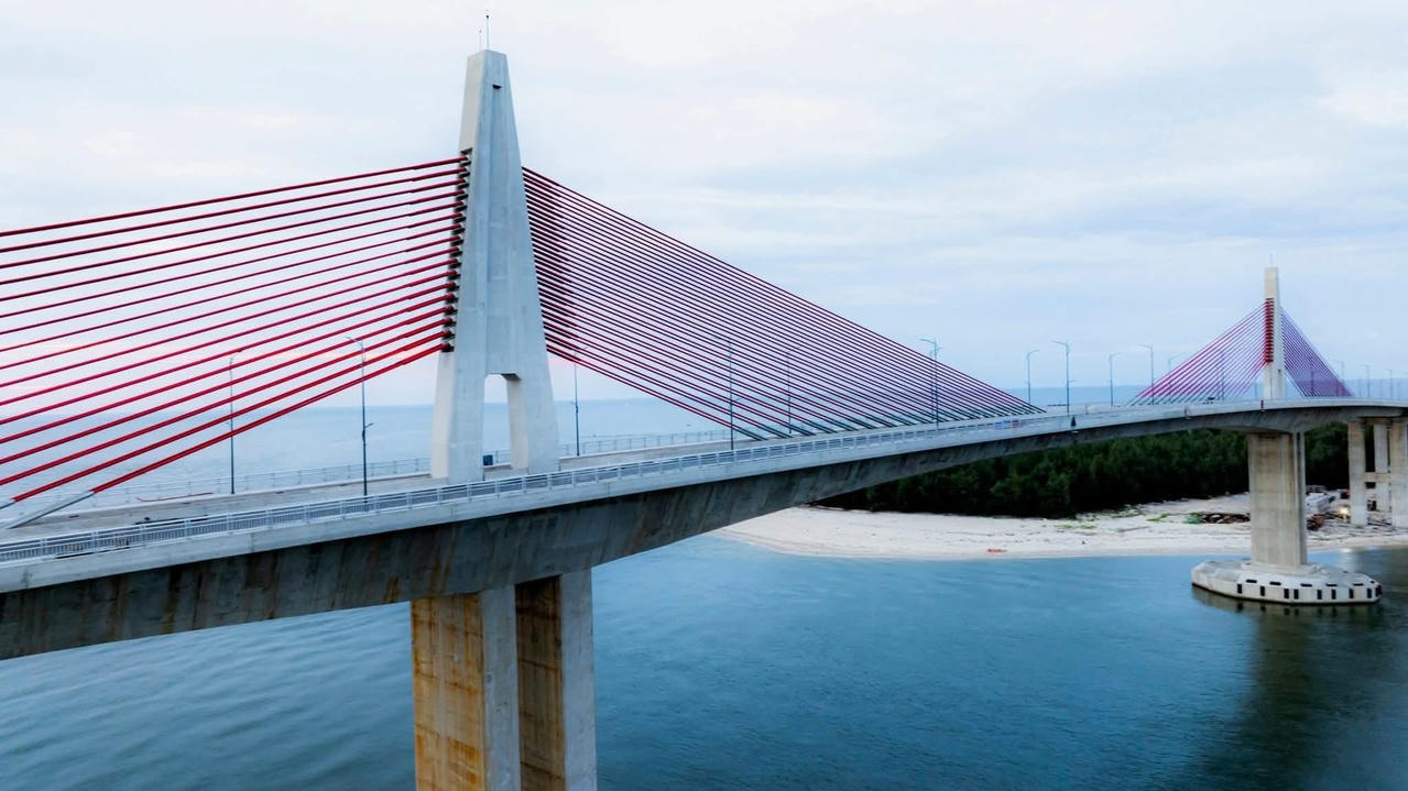 Cầu Thuận An - cây cầu vượt cửa biển dài nhất miền Trung.