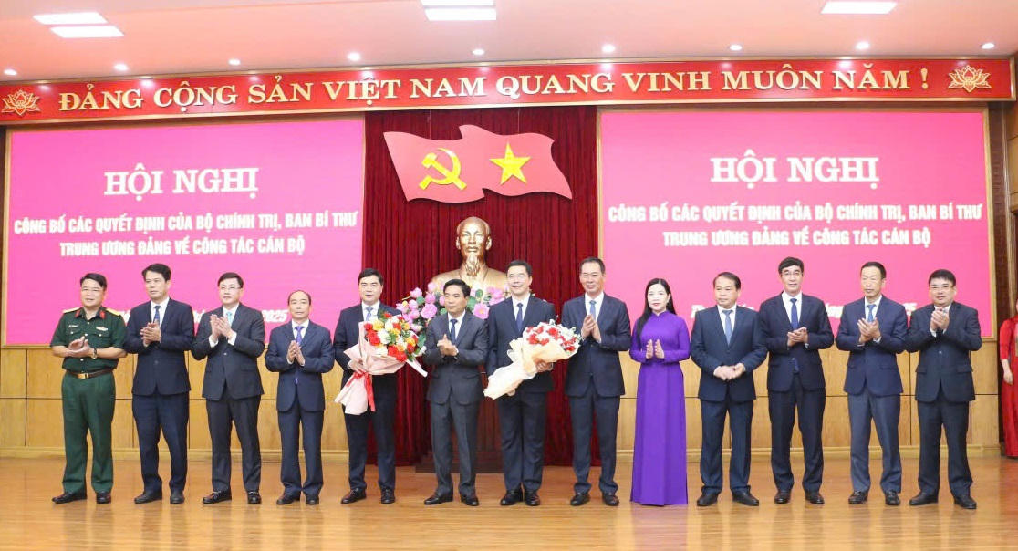 Ban Thường vụ Tỉnh ủy Thanh Hóa tặng hoa chúc mừng ông Nguyễn Hồng Phong và ông Nguyễn Hoài Anh.