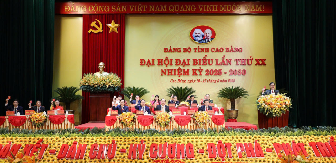 Đoàn chủ tịch và thư ký đại hội (Ảnh: CTV).