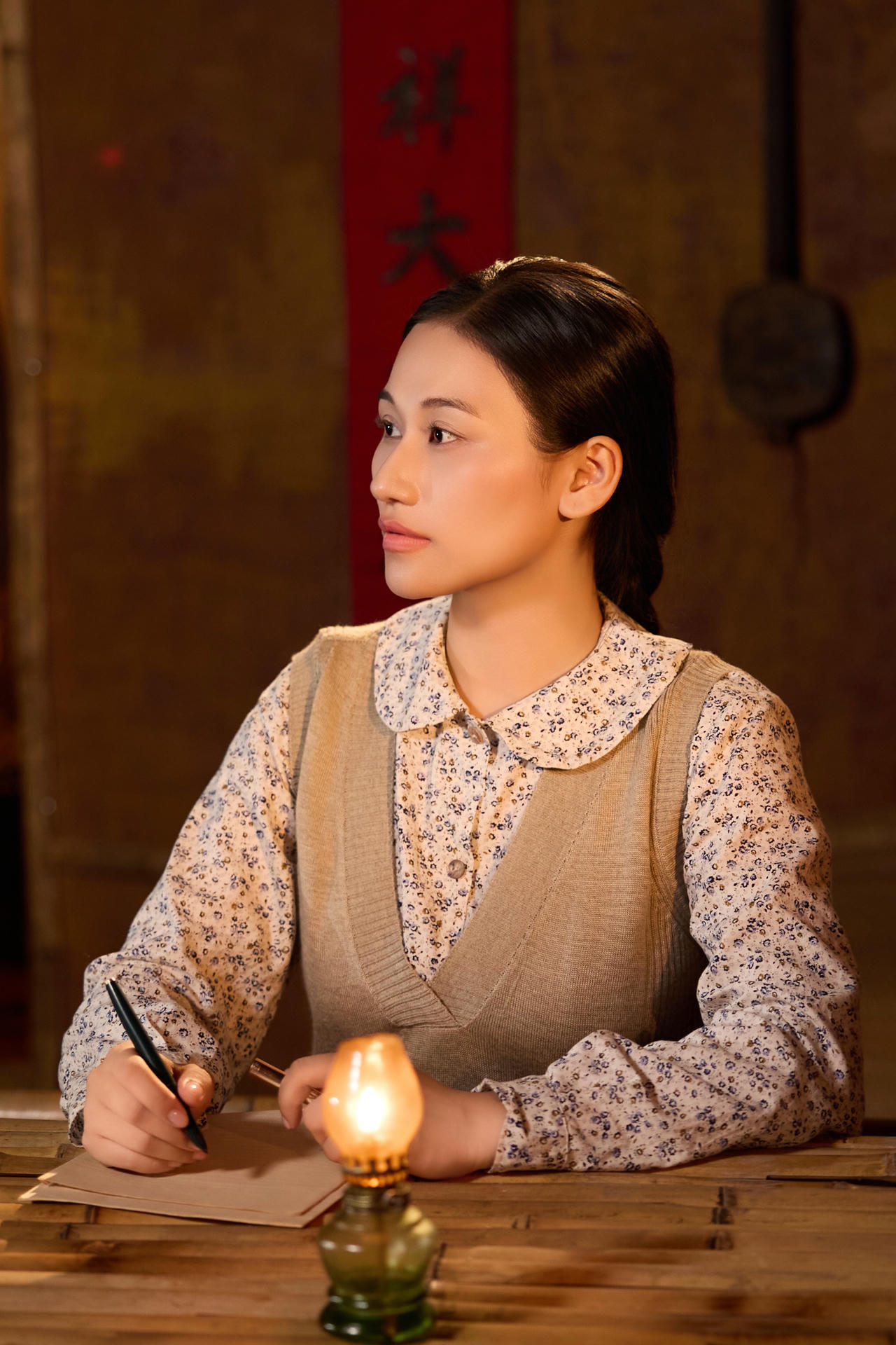 Trong bộ phim, Quán quân Sao Mai 2022 Lê Minh Ngọc tham gia với vai trò ca sĩ hát chính và diễn viên (Ảnh trong phim).