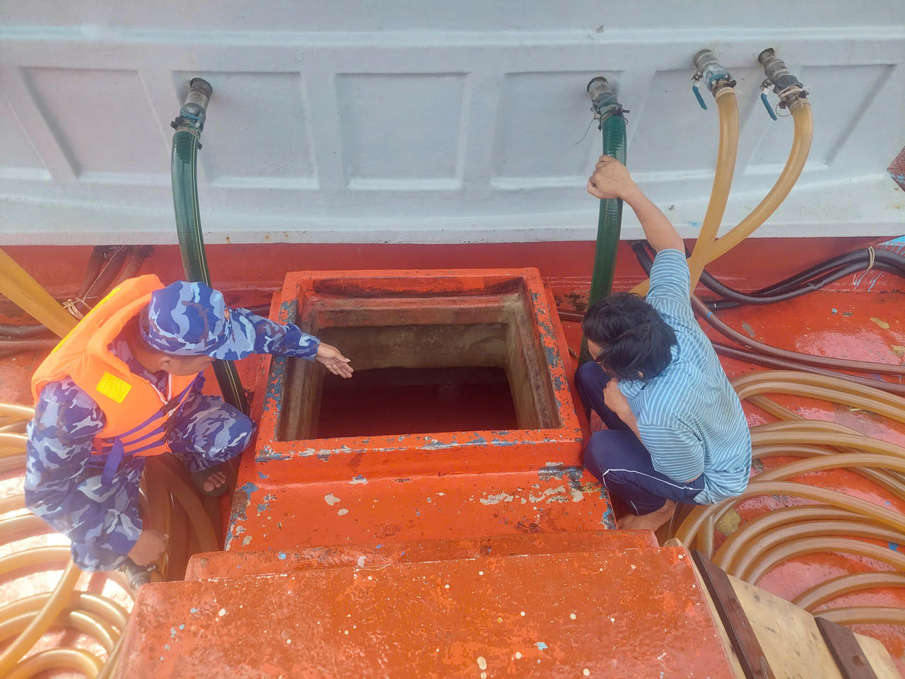 Lực lượng chức năng kiểm tra hàng hóa vi phạm