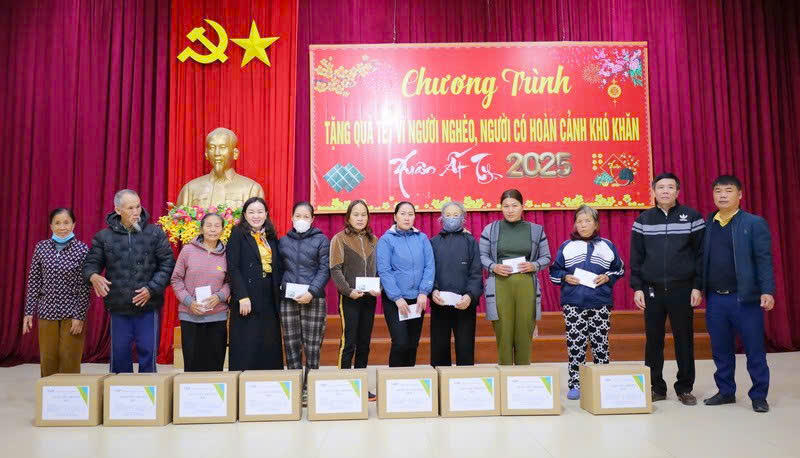 Công ty VSIP Nghệ An trao quà tết cho các hộ nghèo.