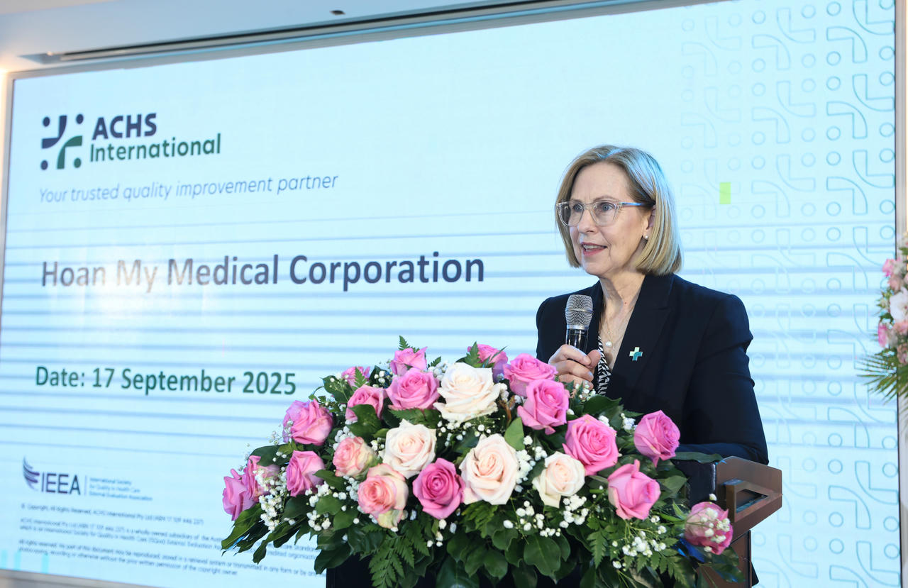 Bà Louise Cuskelly - Giám đốc Điều hành, Ủy ban Tiêu chuẩn Y tế Úc (ACHSI) phát biểu trong buổi lễ.