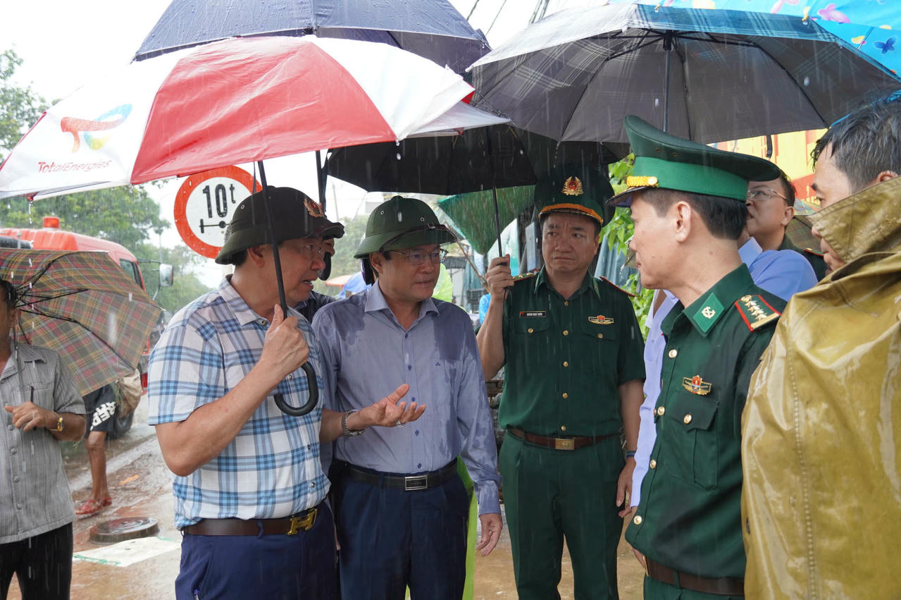 Phó Chủ tịch UBND tỉnh Phan Phong Phú trực tiếp đến hiện trường để chỉ đạo xử lý, khắc phục hậu quả vụ tai nạn.
