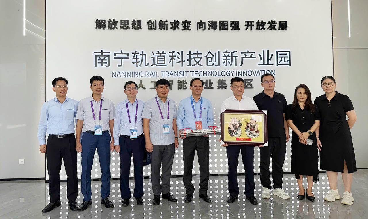 Phó Chủ tịch UBND tỉnh Phạm Văn Thịnh (thứ 5 từ trái sang) tặng tranh dân gian Đông Hồ  cho Tập đoàn Công ty TNHH Đường sắt Đô thị Nam Ninh.