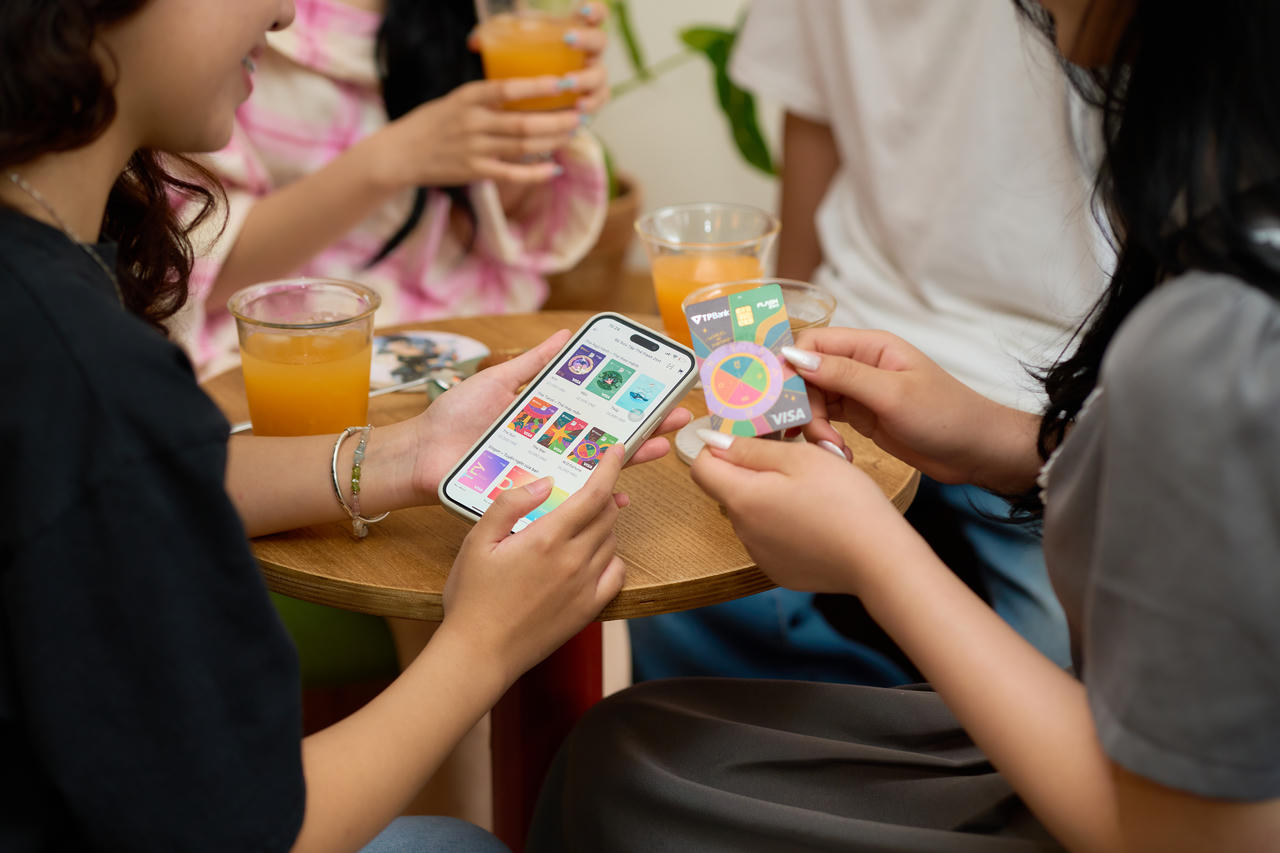 Khách hàng chỉ mất 1 phút đăng ký trên App TPBank tại Shop thẻ Flash 2in1 để sở hữu thẻ tích hợp cả tín dụng và ghi nợ trong một chip duy nhất này.