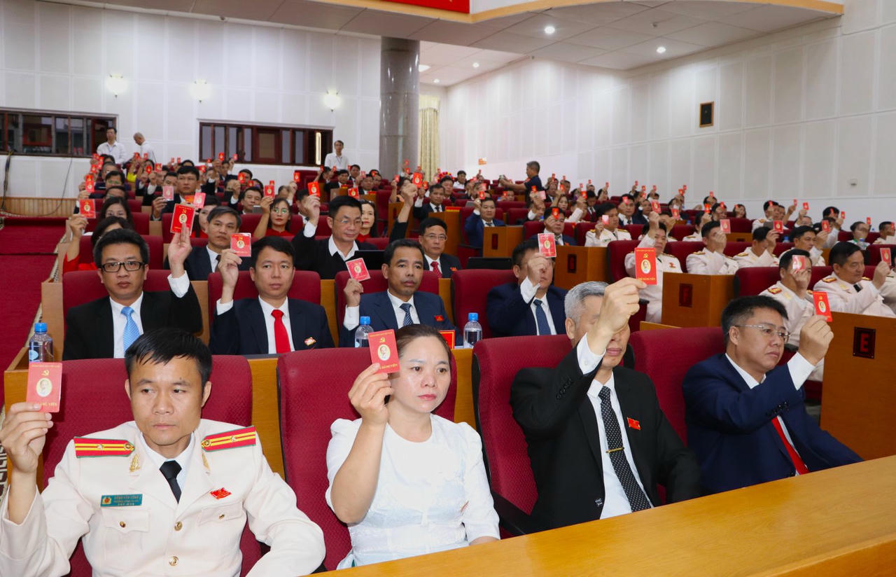 Các đại biểu biểu quyết tại Phiên trù bị.