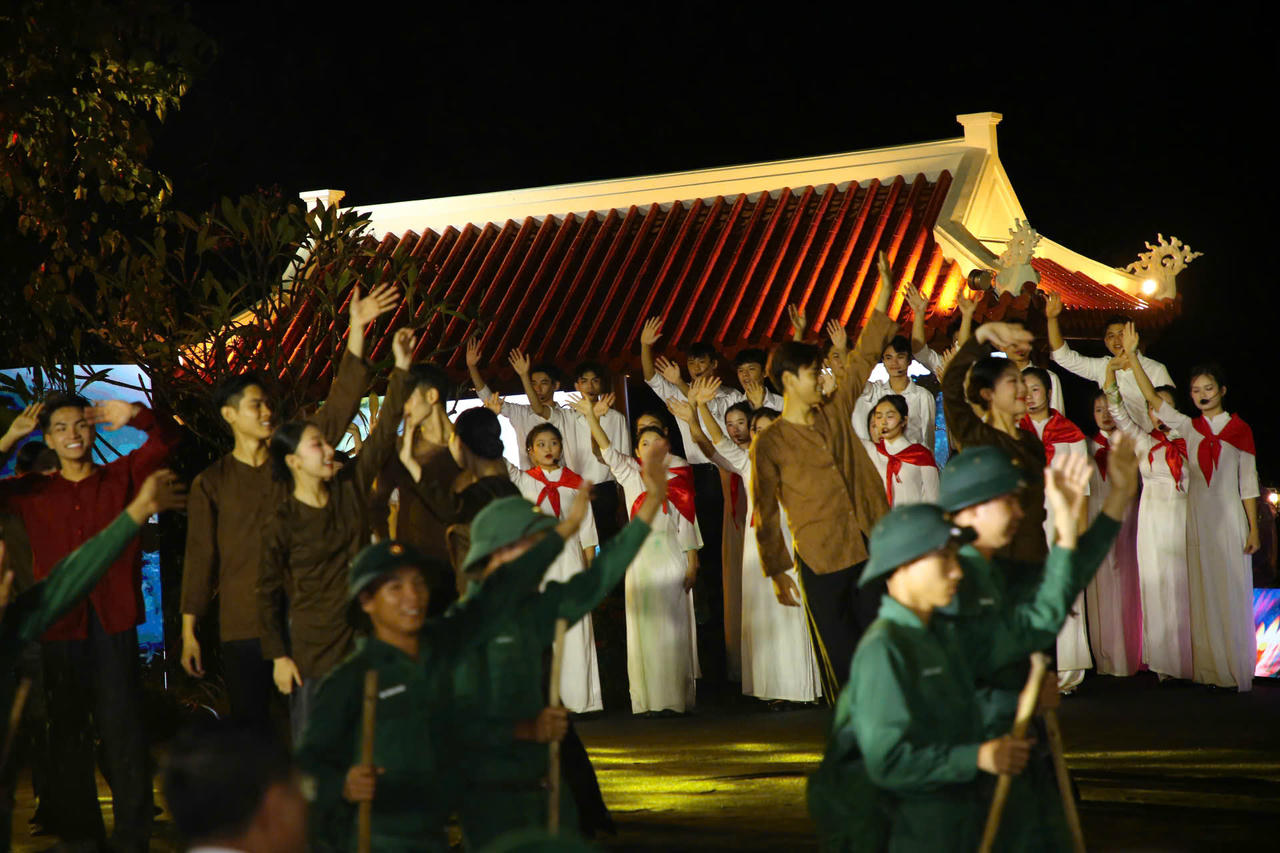 Một tiết mục hợp ca tái hiện khí thế hào hùng trên tuyến đường Trường Sơn huyền thoại.