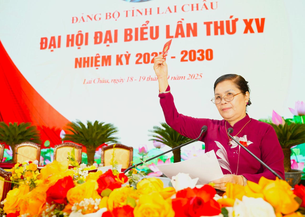 Bà Giàng Páo Mỷ - Ủy viên Ban Chấp hành Trung ương Đảng, Bí thư Tỉnh ủy, Chủ tịch HĐND tỉnh, Trưởng đoàn Đại biểu Quốc hội tỉnh điều hành và biểu quyết nội dung bầu Đoàn Chủ tịch Đại hội, Đoàn Thư ký Đại hội và bầu Ban Thẩm tra tư cách đại biểu. 

