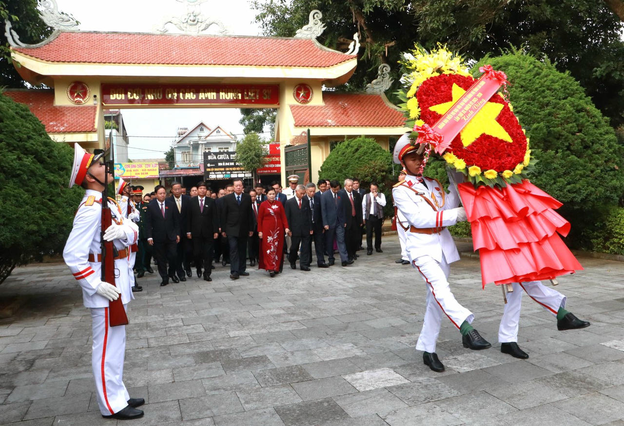 Đoàn đại biểu tỉnh Lai Châu viếng Nghĩa trang Liệt sĩ tỉnh. (Ảnh: laichau.gov)