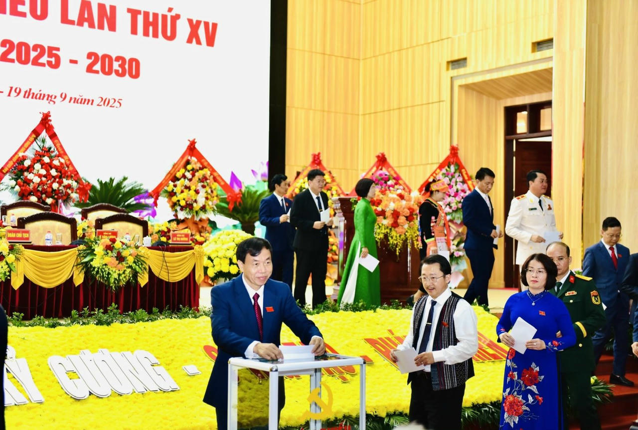 Đại biểu bỏ phiếu bầu Ban Chấp hành khoá mới.