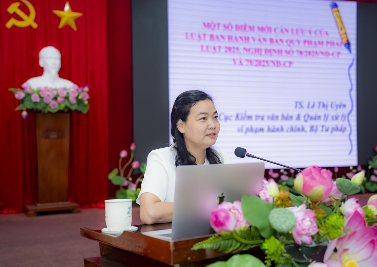 Tiến sĩ Lê Thị Uyên, Trưởng phòng Kiểm tra văn bản và tiếp nhận phản ánh chính sách khối khoa giáo văn xã, Cục kiểm tra văn bản và quản lý xử lý vi phạm hành chính, Bộ Tư pháp chia sẻ tại hội nghị 
