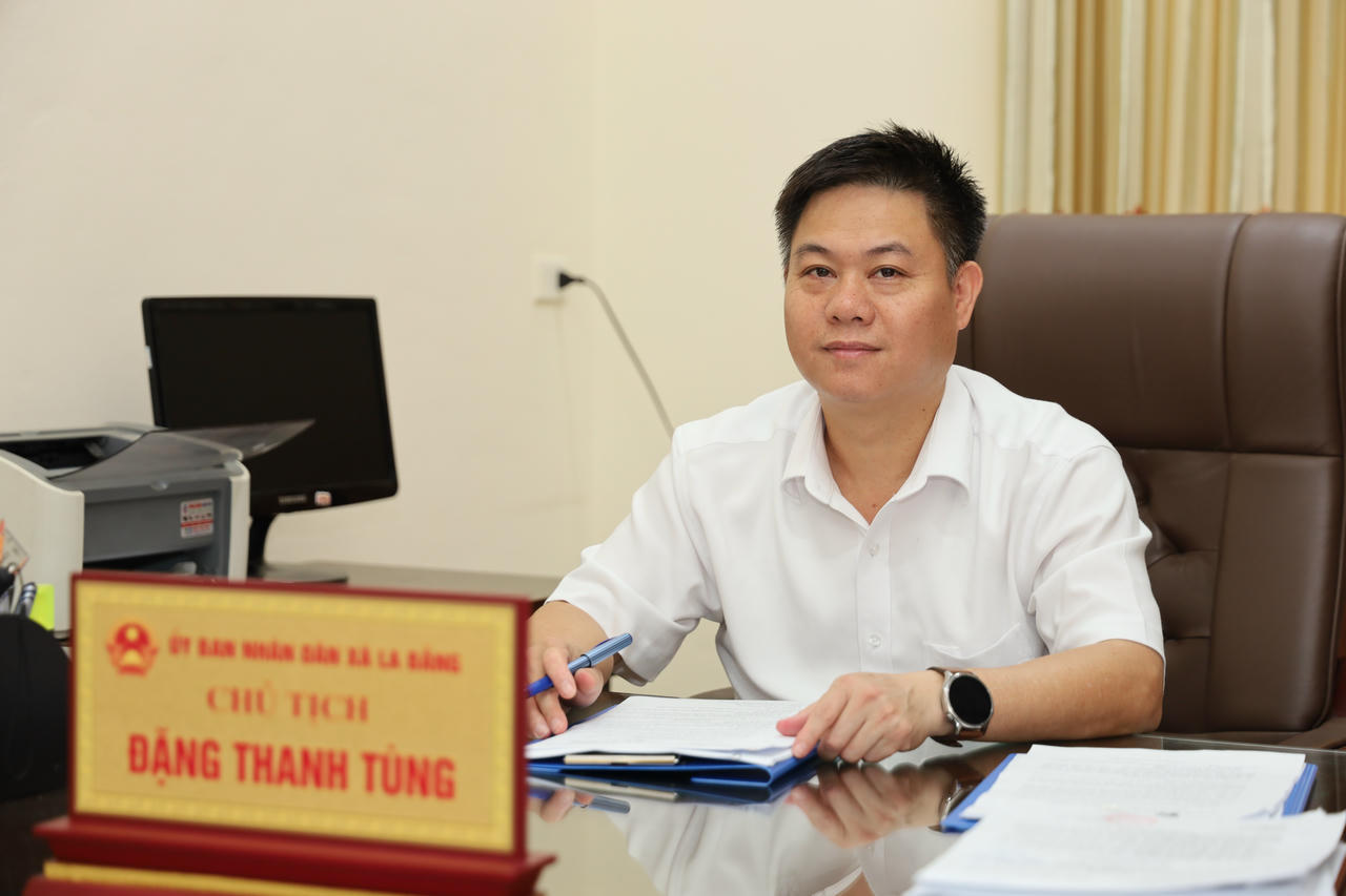 Chủ tịch UBND xã La Bằng, ông Đặng Thanh Tùng, địa phương đặt mục tiêu đưa 100% sản phẩm từ chè được thương mại điện tử.