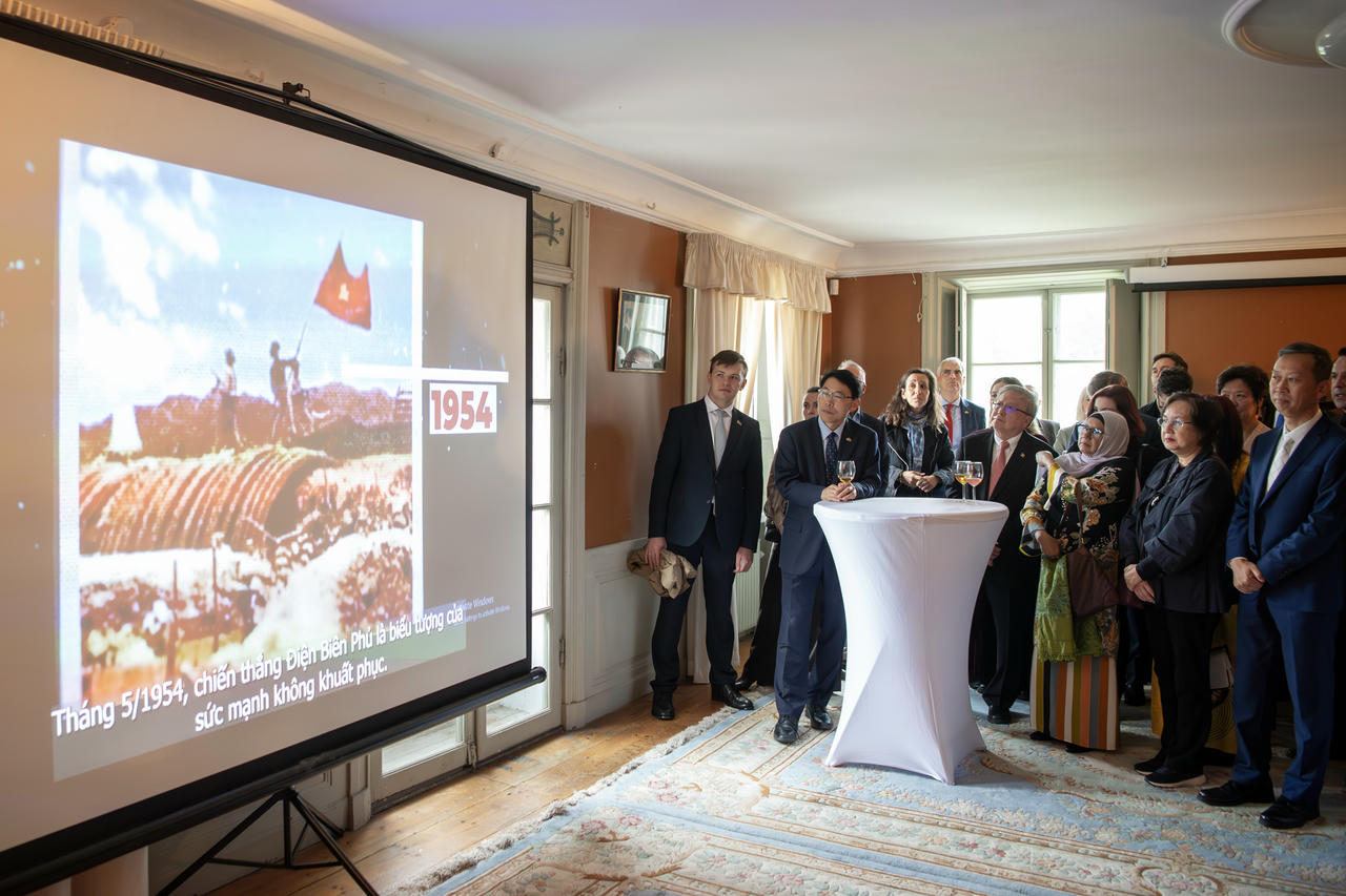 Các khách mời theo dõi bộ phim tài liệu “80 năm xây dựng và phát triển đất nước”.