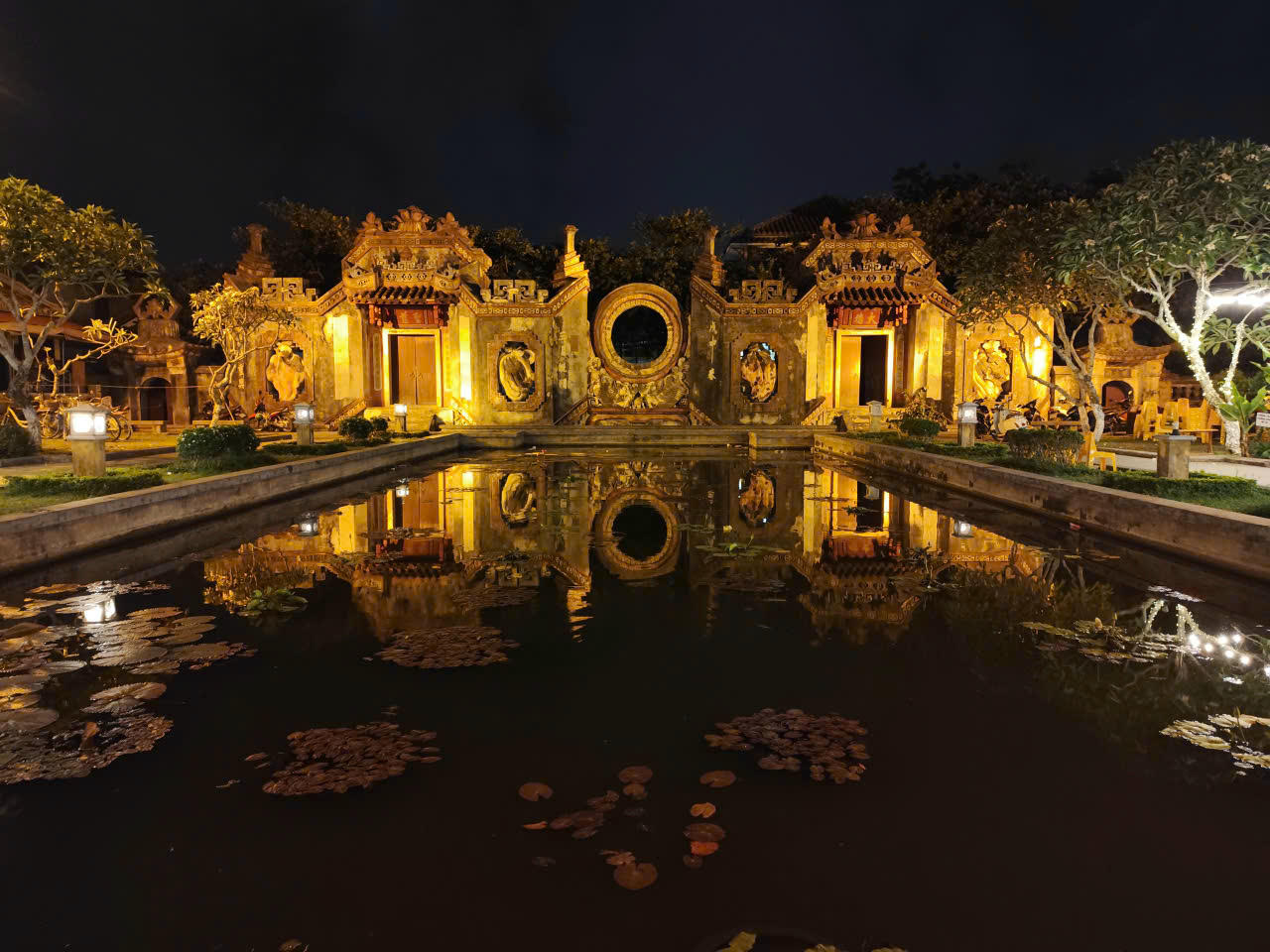 Chùa Bà Mụ Hội An – di tích lịch sử nổi tiếng đã tồn tại lâu đời, là nơi thờ phụng linh thiêng, thể hiện nét văn hoá tín ngưỡng của người dân phố Hội. Với kiến trúc độc đáo, tráng lệ nhưng không kém phần cổ kính, chùa Bà Mụ là một trong những ngôi chùa ở Hội An thu hút khách du lịch. (Cổng tam quan chùa Bà Mụ vào đêm có vẻ đẹp huyền ảo. Ảnh PV)