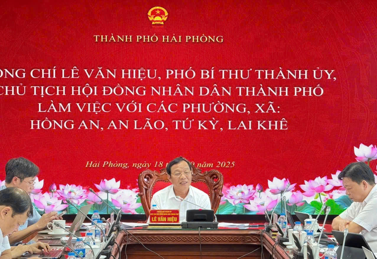 Phó Bí thư Thành uỷ, Chủ tịch HĐND TP Lê Văn Hiệu phát biểu tại hội nghị.